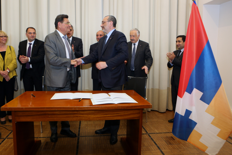 Lors de la signature du pacte d'amitié avec le maire de Chouchi en 2015.